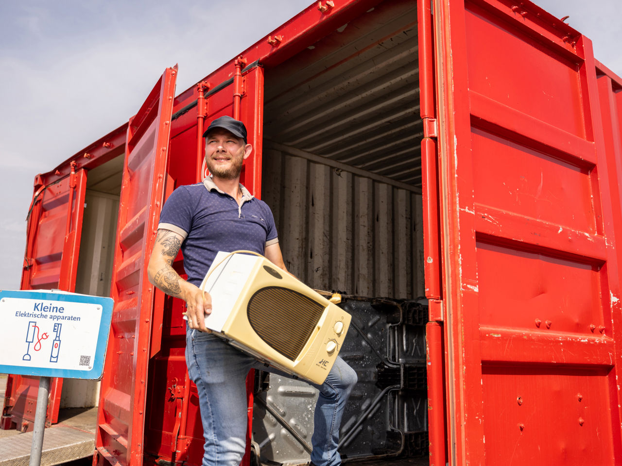Klein Huishoudelijk Apparaten Container Michiel Loopt Container In Met Magnetron Close Up HR Liggend